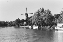 841817 Gezicht op de Vecht bij Loenen, met de molen De Hoop.